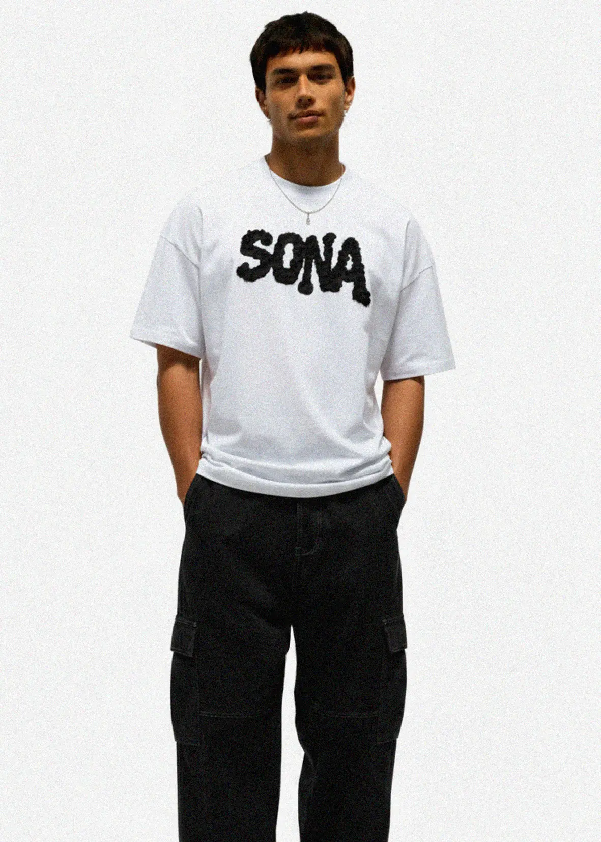 White casual tshirt diamond. Front